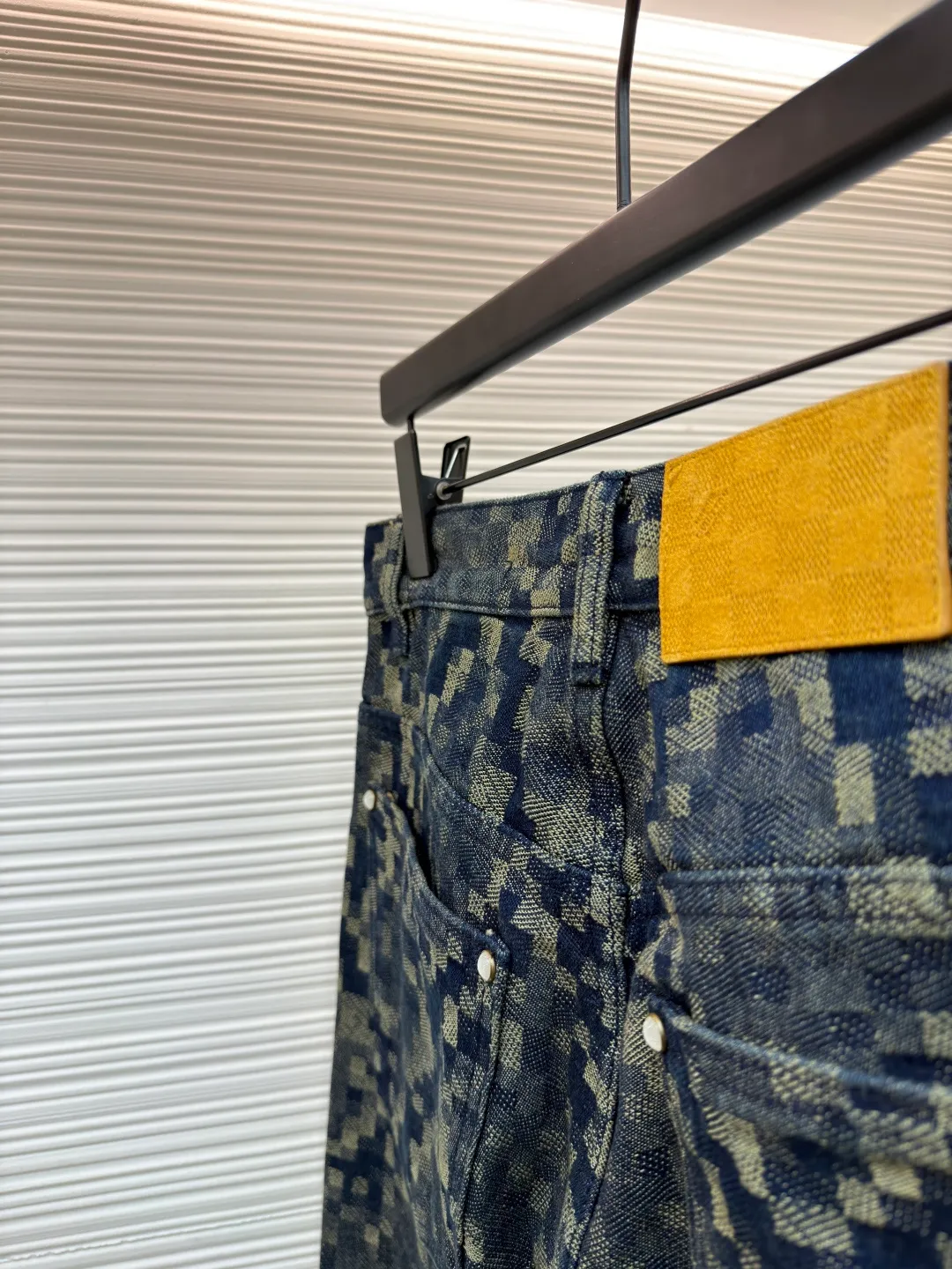 LOUIS VUITTON snake-print jeans ●Original version: Purchased and developed by 16205 ●Item number: 1681013-B55 ●Fabric: denim fabric ●Technology: Distressed production ●Version: fitted version ●Weight: about 885 grams ●Size: 28-30-32-34-36 ●Description: Customized Snakoflage denim for the spring and summer show by Pharrell The Damoflage pattern written by Williams is transformed into a pixel-effect snake jacquard. The customization cycle is 25 days. The whole body is fixed and counter-cut, including the back pocket splicing, which is fully aligned with the body. It is made of artificial pearls with a pure copper distressed base. The leather tag on the back waist is made of suede and has a high-temperature embossed checkerboard Fei Dong logo. The overall wiring is straight and delicate, the fabric is comfortable and soft, and the color is consistent without color difference. It can be matched with the same style to create a fashionable look and control various occasions. Customized accessories, complete with three standards, same style for men and women!